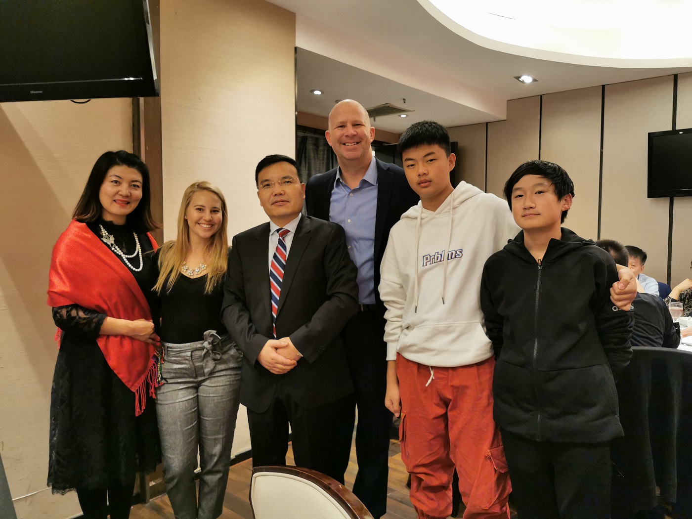 06-1西部開發(fā)研究院常務(wù)副院長火照程與查米納德預(yù)備高中校長Rob Webb以及學(xué)生家長合影.jpg 06-1西部開發(fā)研究院常務(wù)副院長火照程與查米納德預(yù)備高中校長Rob Webb以及學(xué)生家長合影.jpg